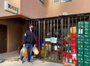 2020年初，交易集團(tuán)黨員志愿者下沉社區(qū)，積極投身抗擊疫情戰(zhàn)疫。