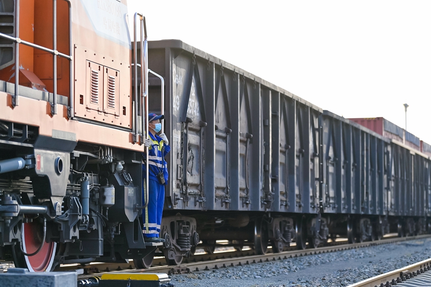 哈南站運轉車間下行出發二班調車長正在進行指揮貨物列車出發。