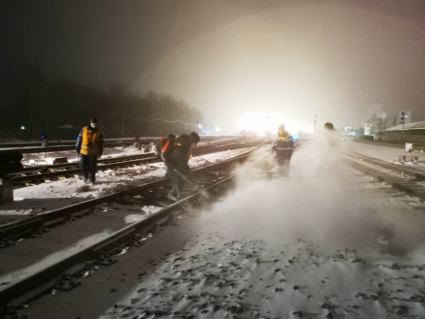 哈鐵全力應(yīng)對(duì)降雪天氣確保鐵路運(yùn)輸安全暢通