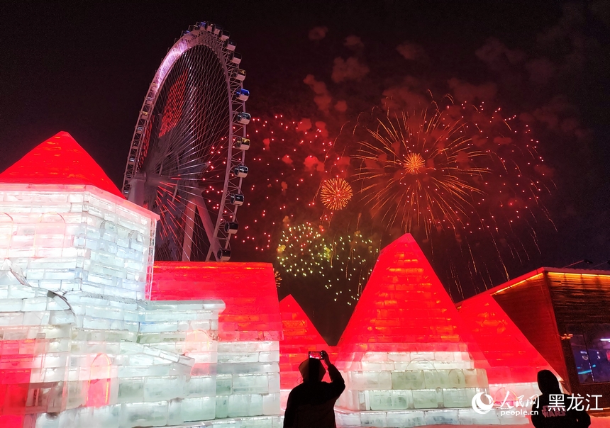 燃放焰火慶祝冰雪節開幕。人民網蘇靖剛攝