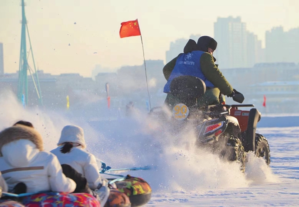 游客在松花江面上體驗雪地摩托的速度與激情