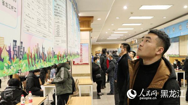 求職者正在瀏覽招聘海報。人民網 尚城攝