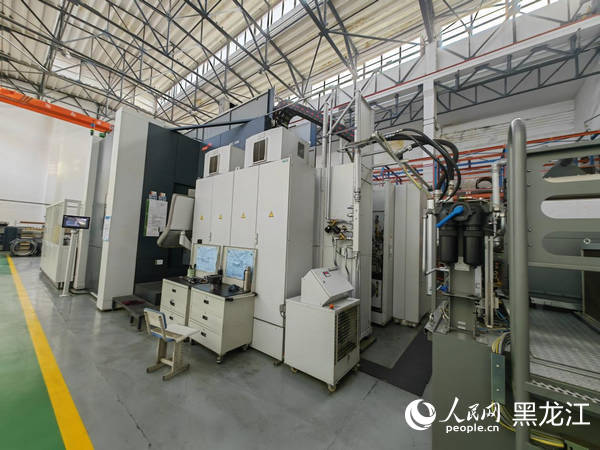 佳電股份智能制造車間自動化設備正在加工電機機座。????人民網 楊雪楠攝