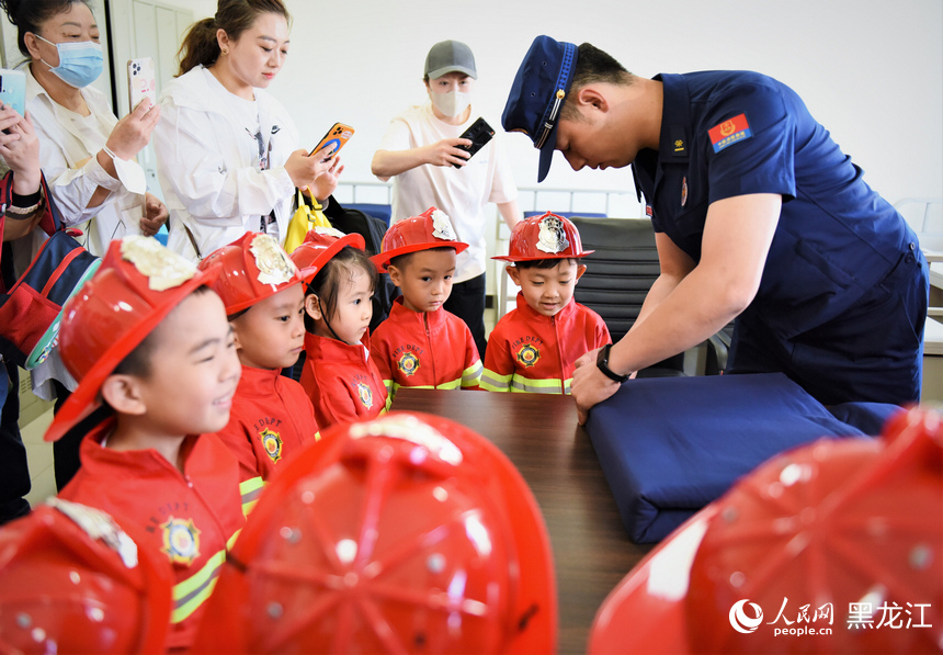 消防員在寢區(qū)展示疊“豆腐塊”。人民網(wǎng) 蘇靖剛攝