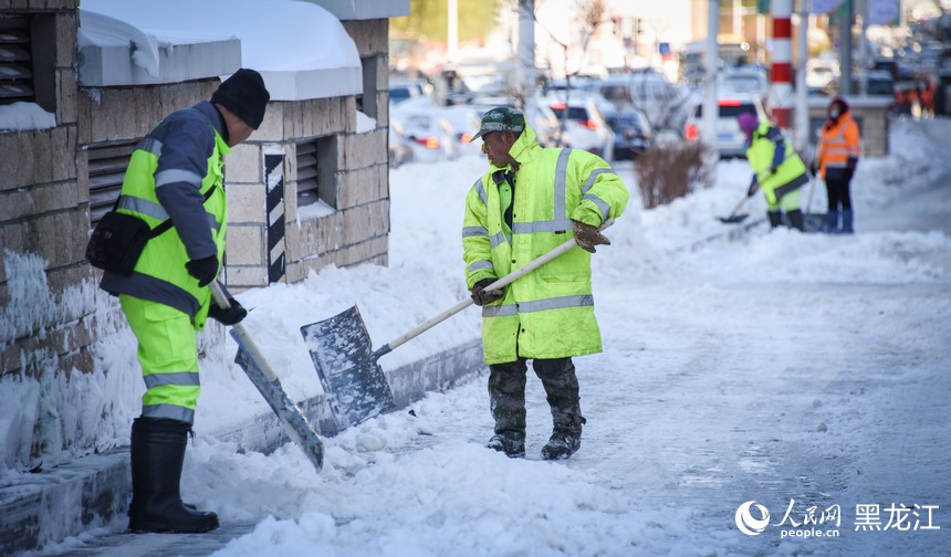 環衛工人正在清雪。人民網記者 蘇靖剛攝