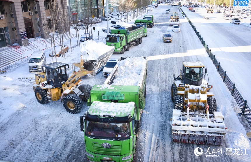 大型清雪車正在上道清雪。人民網記者 蘇靖剛攝