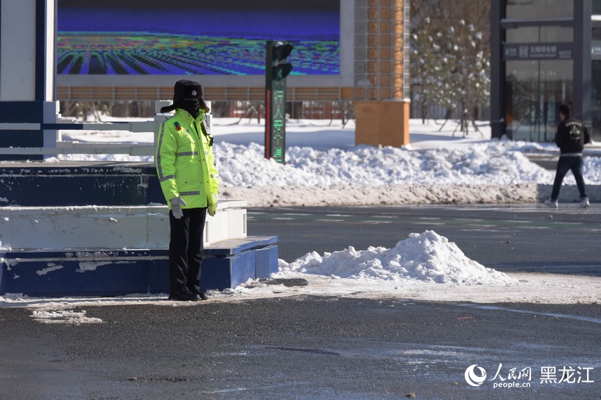 交通警察保障雪后交通順暢。人民網(wǎng) 徐成龍攝