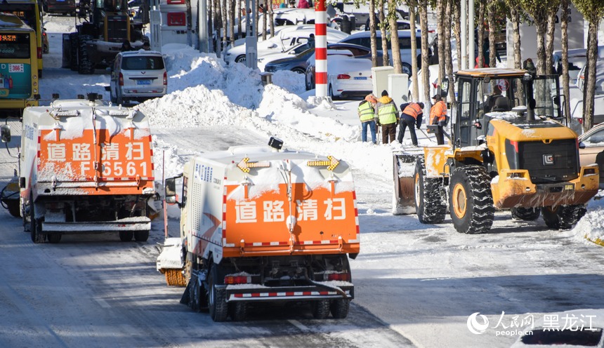 清雪車輛和環衛工人聯合作業保障雪停路凈。人民網記者 蘇靖剛攝