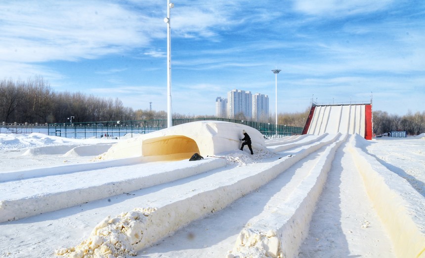佳木斯市“冰雪大世界”緊鑼密鼓建設中