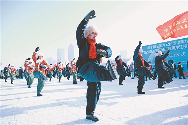 雪地柔力球、雪地太極拳等表演，讓群眾認(rèn)識(shí)到陸地體育項(xiàng)目與冰雪結(jié)合后的新奇趣味。黑龍江日?qǐng)?bào)記者 荊天旭攝