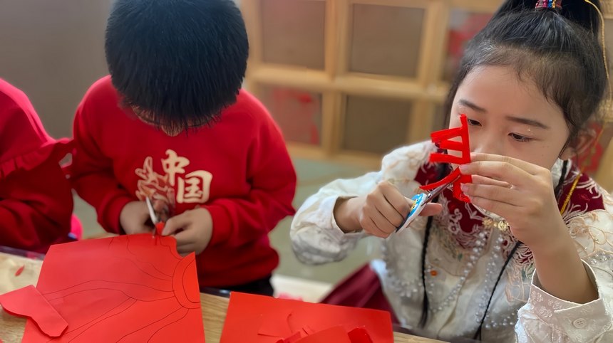 新春走基層丨寫對聯、剪窗花……小學生“花式”迎新年