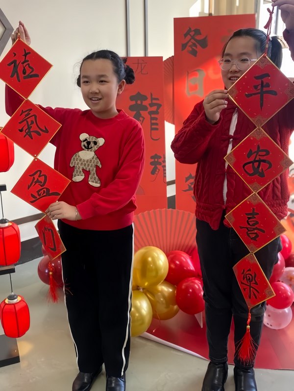 新春走基層丨寫對聯、剪窗花……小學生“花式”迎新年