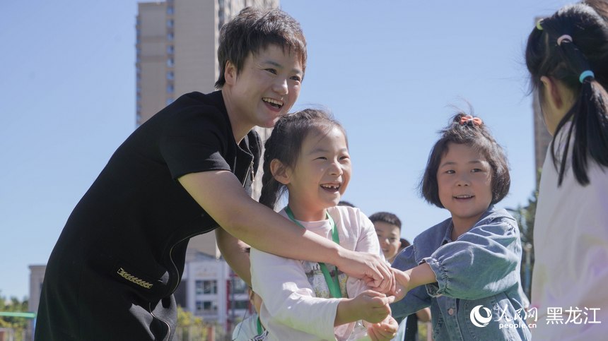 哈爾濱市繼紅小學哈西校區(qū)，老師帶著學生們在課間操上做游戲。人民網(wǎng) 徐成龍攝