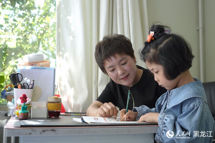 哈爾濱市繼紅小學哈西校區，老師對學生進行輔導。人民網 徐成龍攝