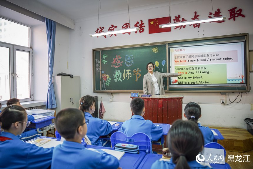 哈爾濱市風華中學，英語老師正在給學生們上課。人民網記者 張哲鑫攝