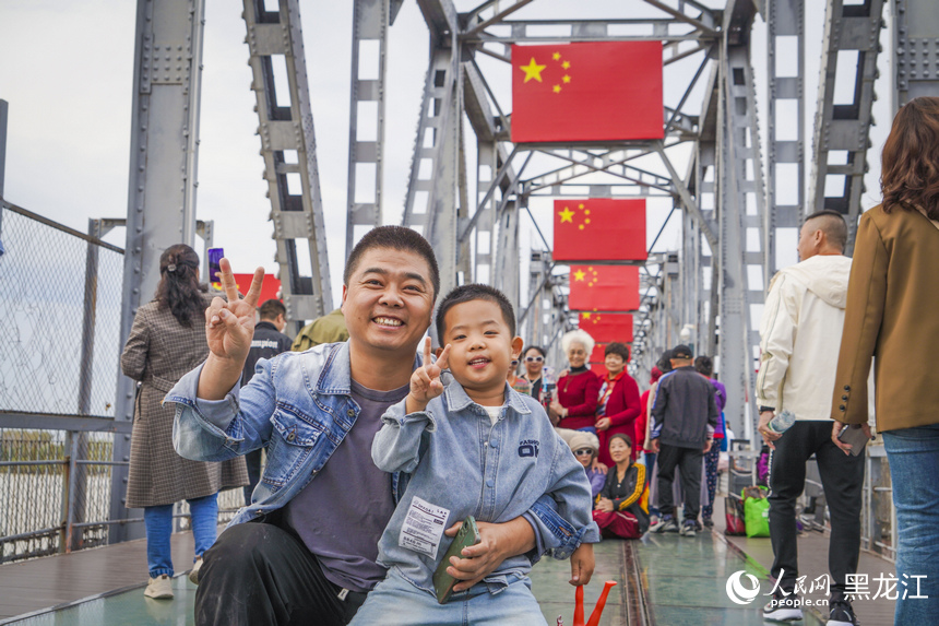 在濱州鐵路橋上，市民臉上洋溢著幸福的笑容。人民網記者 張哲鑫攝