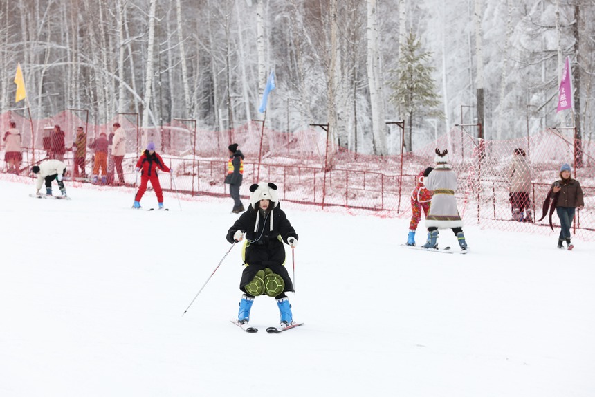 中國最北滑雪場首滑 大批游客感受冰雪魅力
