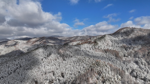 橫道小鎮山巒被白雪覆蓋。