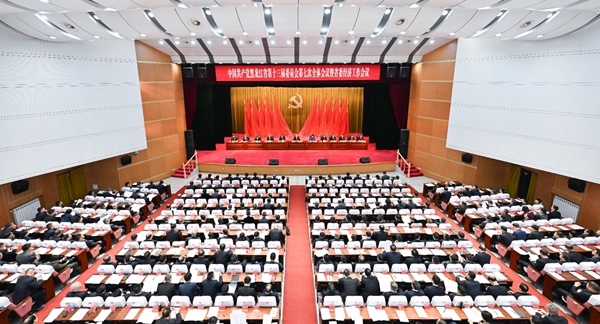 12月23日至24日，中國(guó)共產(chǎn)黨黑龍江省第十三屆委員會(huì)第七次全體會(huì)議暨省委經(jīng)濟(jì)工作會(huì)議在哈爾濱召開(kāi)。這是全體會(huì)議會(huì)場(chǎng)。