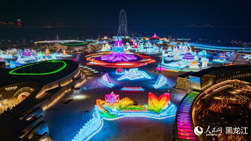 哈爾濱冰雪大世界夜景全貌。人民網 徐成龍攝