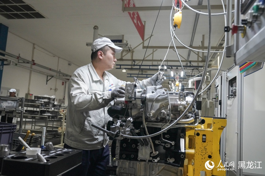 哈爾濱東安汽車動力股份有限公司D升級裝配車間內，工人正在忙生產。人民網 徐成龍攝