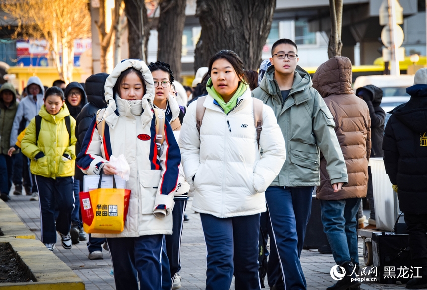 哈爾濱市第四十七中學(xué)學(xué)生迎來新學(xué)期開學(xué)第一天。人民網(wǎng)記者 蘇靖剛攝