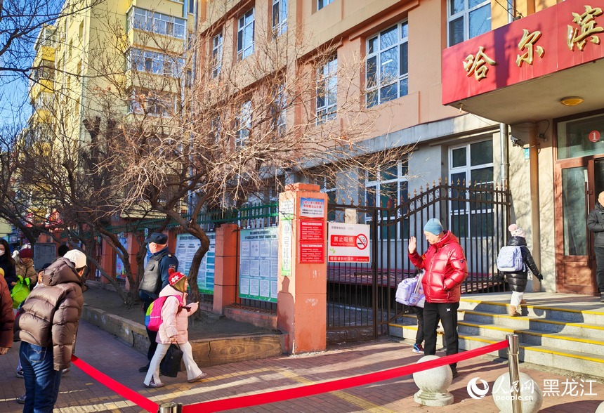 哈爾濱市紅巖小學(xué)迎來(lái)新學(xué)期首日，學(xué)生們有序走進(jìn)校園。人民網(wǎng)記者 蘇靖剛攝