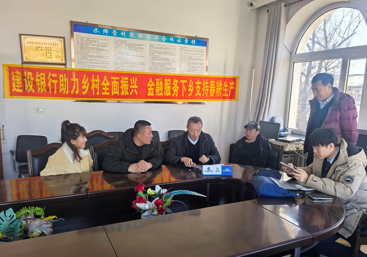 中國建設銀行齊齊哈爾龍沙支行“張富清金融服務隊”幫助農(nóng)戶解決春耕資金難題。