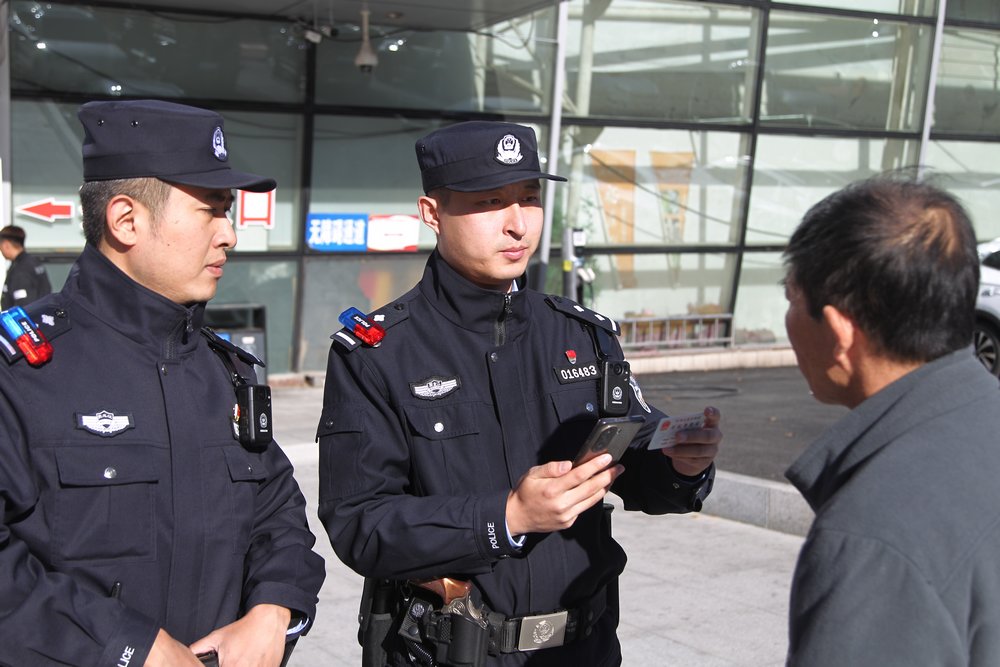 哈爾濱市公安局道外分局東萊街派出所民警王子赫（左1）趙宏宇（右1）進(jìn)行人員信息核查。李冰攝