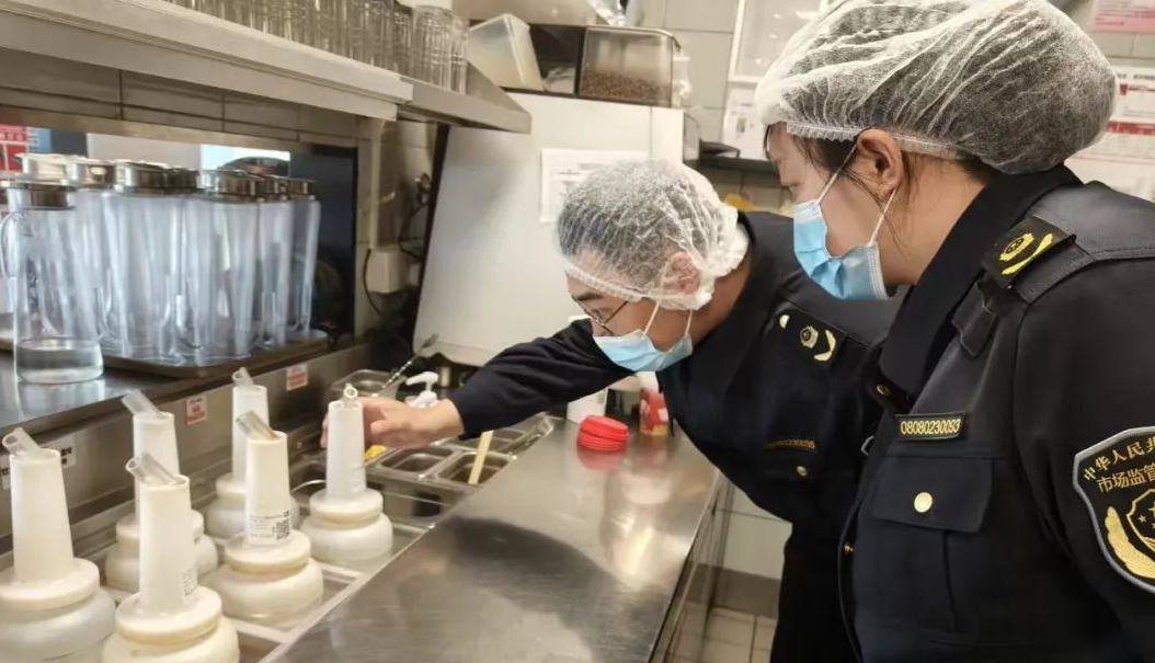 伊春市市場監管局：凈網清廚 “味”愛守護
